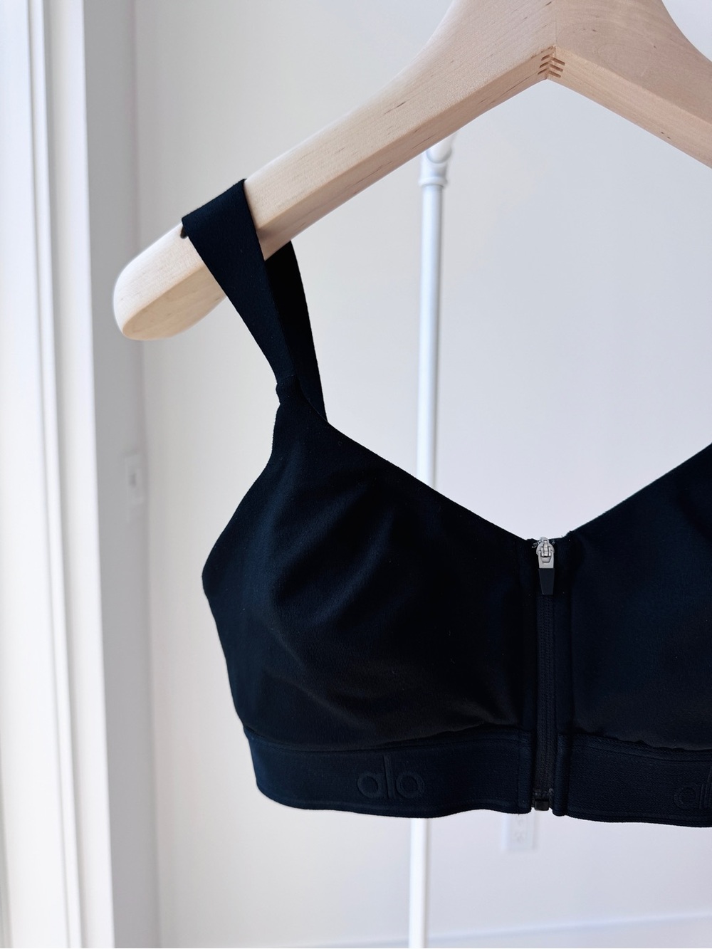 ALO Yoga Alosoft Molded Showcase Bra in Black